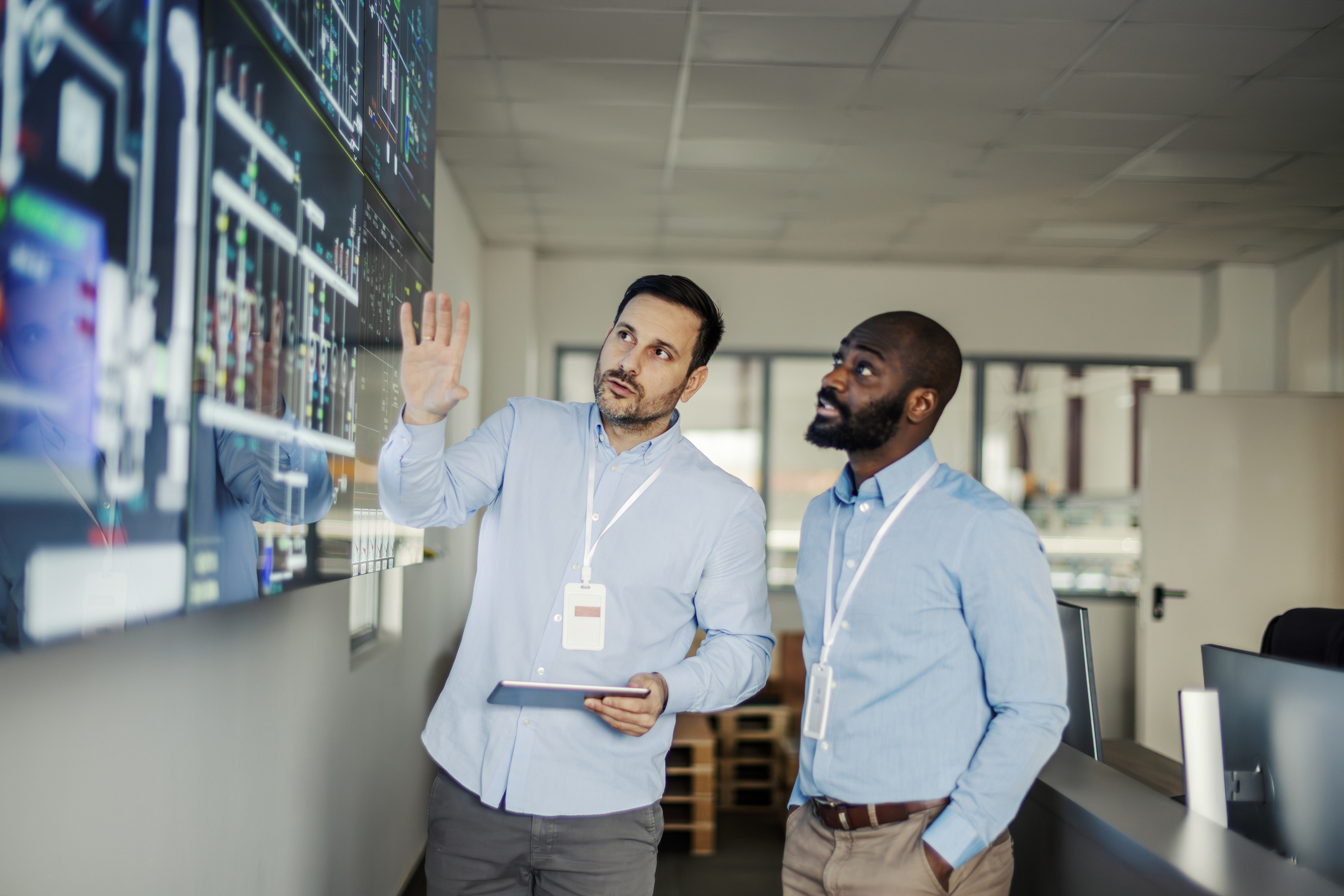 analista de observability analisando dashboards de dados em tempo real com apoio de IA